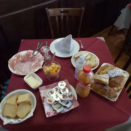 London Cafe Bed and Breakfast 3*